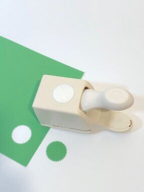 Martha Stewart 1” Starburst Pinking Circle Hole Punch Scrapbooking Crafts